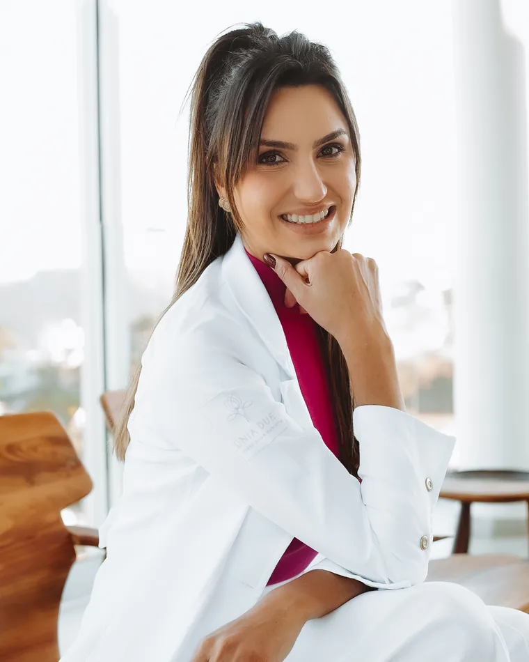 Retrato da Dra. Júnia Dueli, ginecologista endócrina em Belo Horizonte