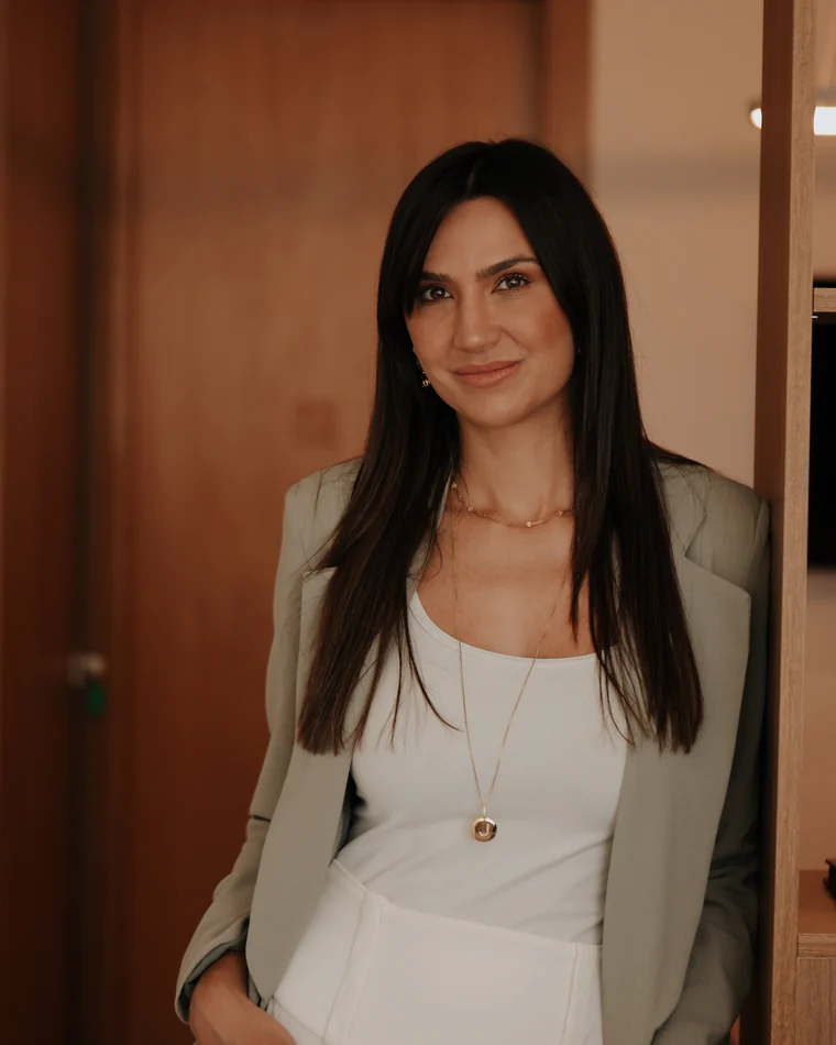 Retrato da Dra. Júnia Dueli, ginecologista endócrina em Belo Horizonte