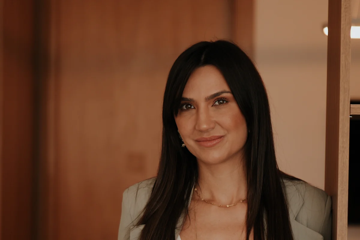 Dra. Júnia Dueli, ginecologista endócrina, no consultório em Belo Horizonte